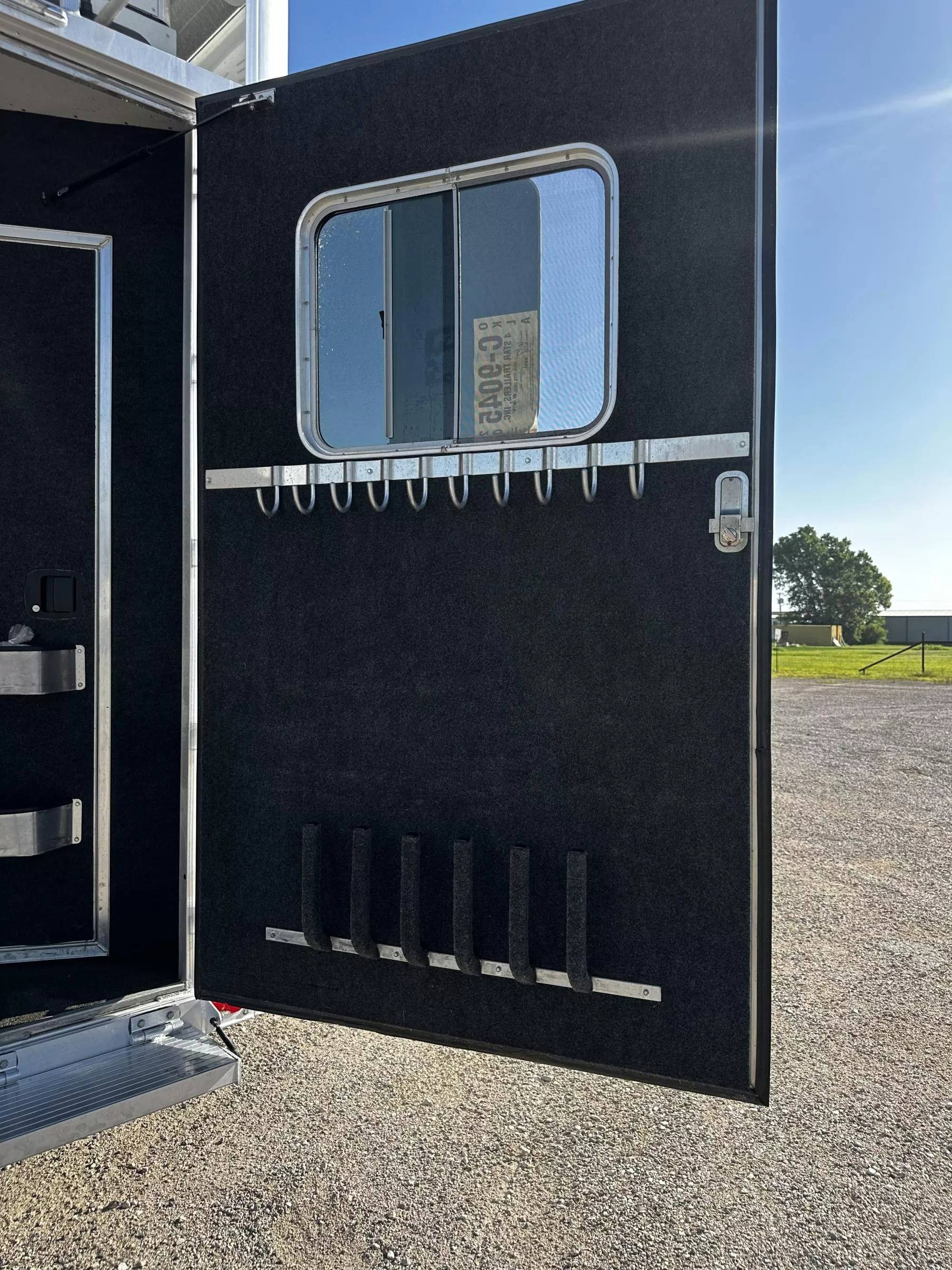 2023 4 Star Trailers 5H 13'6 SW Slide Out Side Load Integrated Pod Horse Trailer Living Quarter Trailers