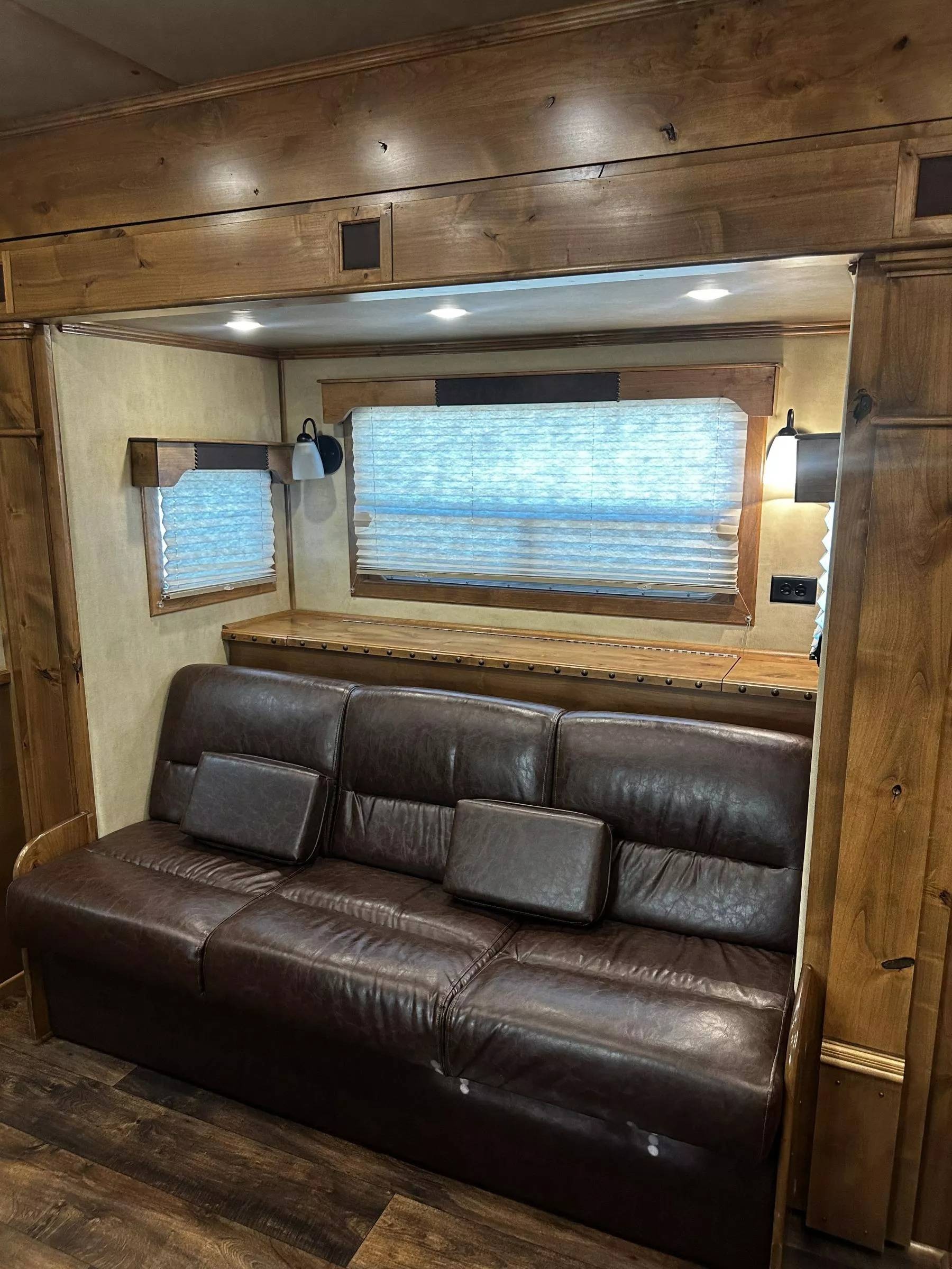 2023 4 Star Trailers 5H 13'6 SW Slide Out Side Load Integrated Pod Horse Trailer Living Quarter Trailers