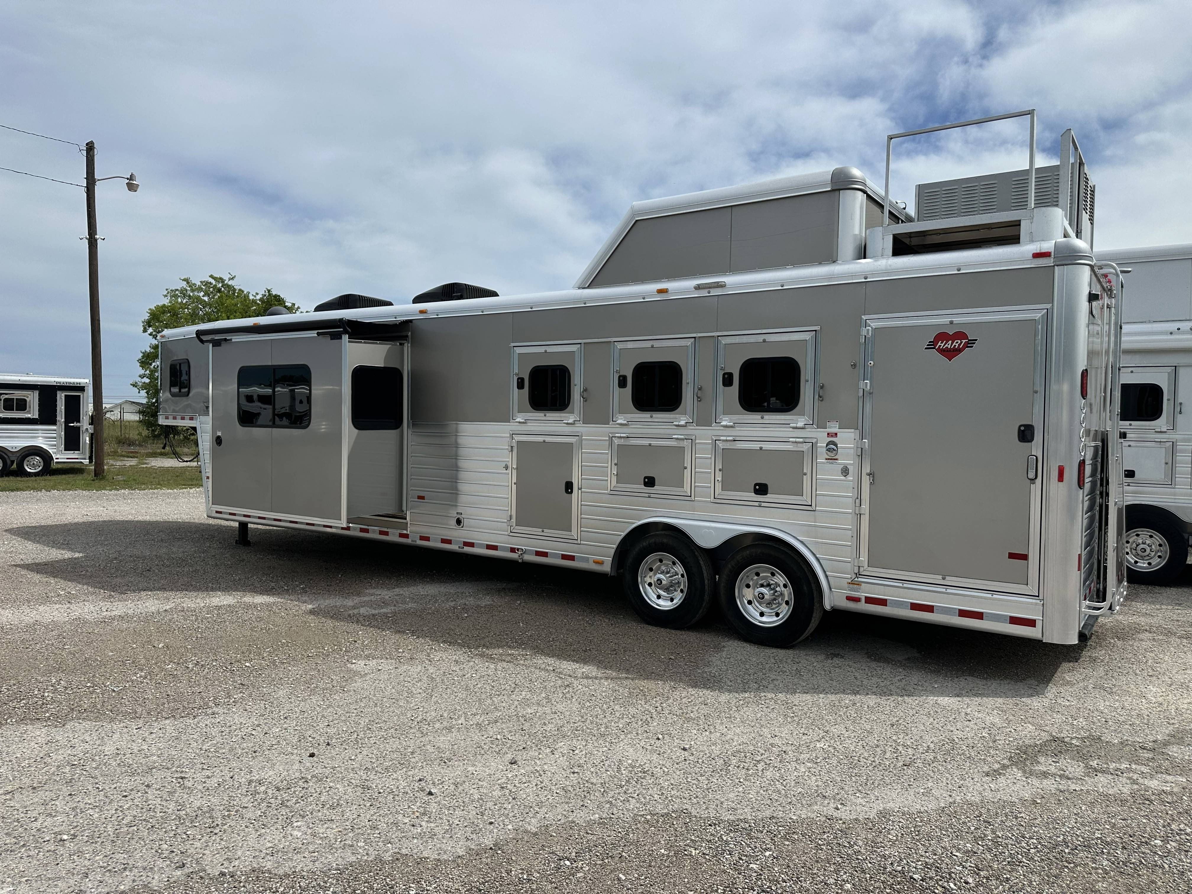 2023 Hart Trailers 3H 15'6 SW Slide Out - Diesel Gen Living Quarter Trailers