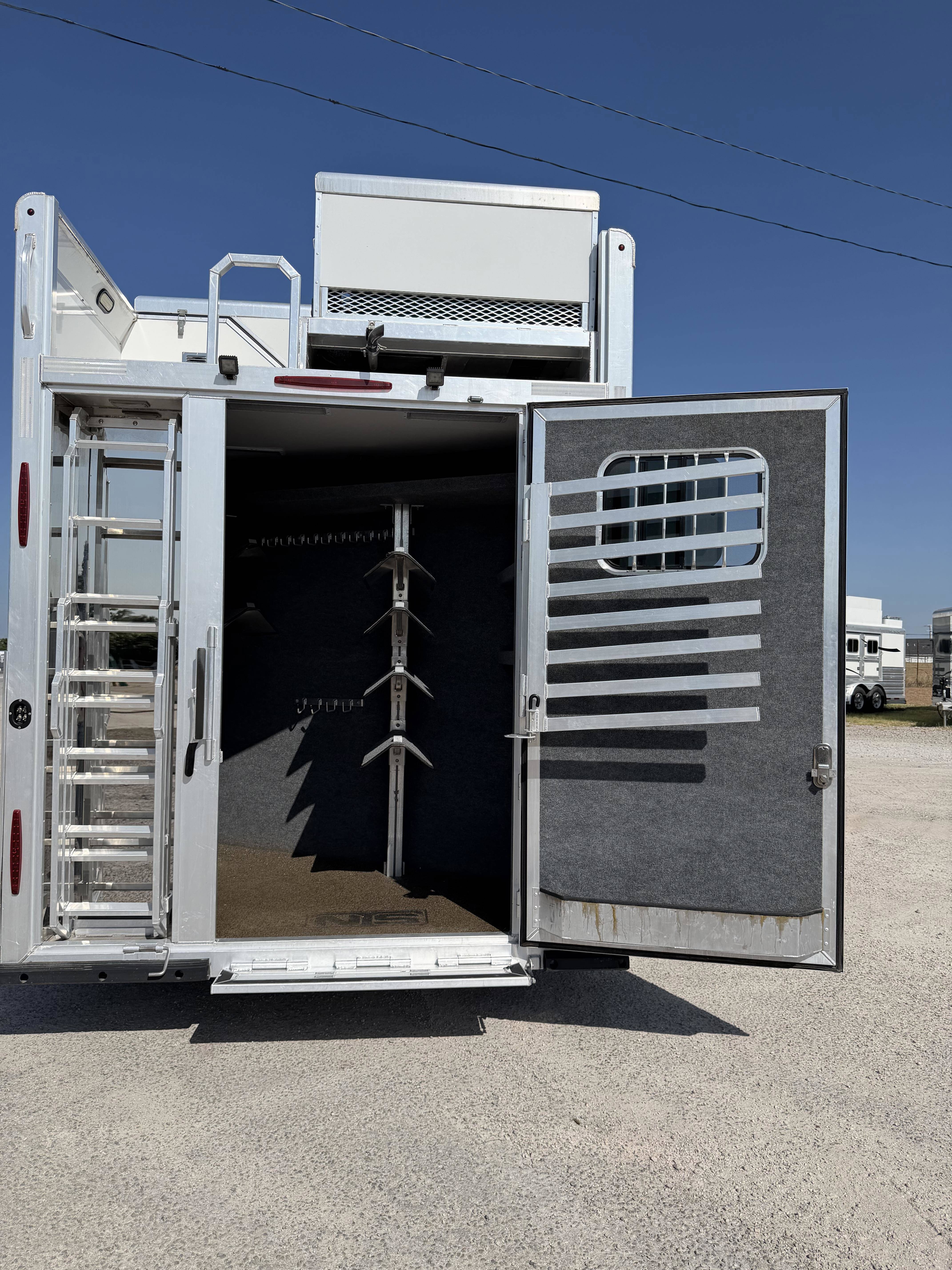 2023 Twister 5H 19' SW Jumbo Slide Side Load - AirRide & Diesel Gen Living Quarter Trailers