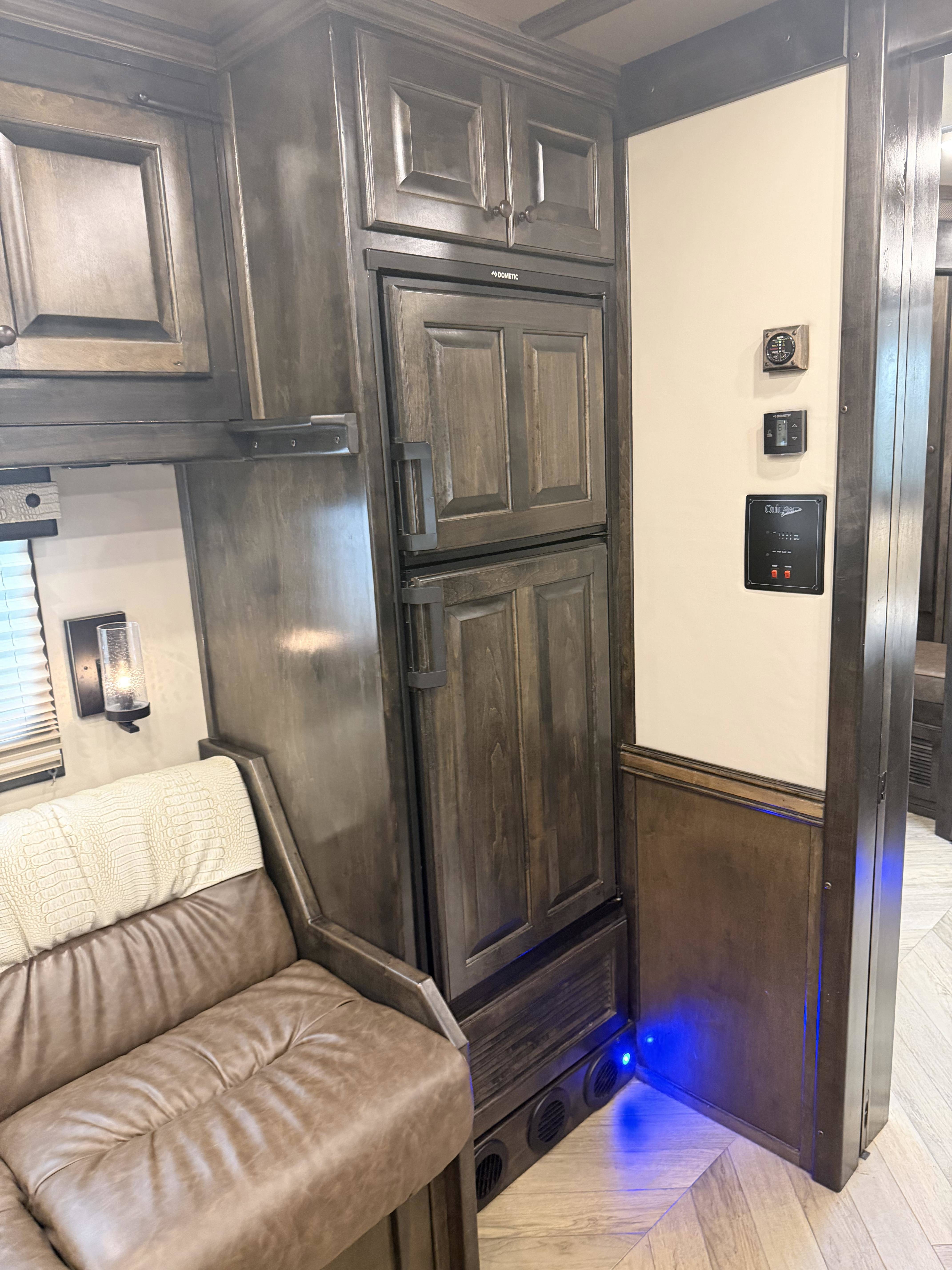 2023 Twister 5H 19' SW Jumbo Slide Side Load - AirRide & Diesel Gen Living Quarter Trailers