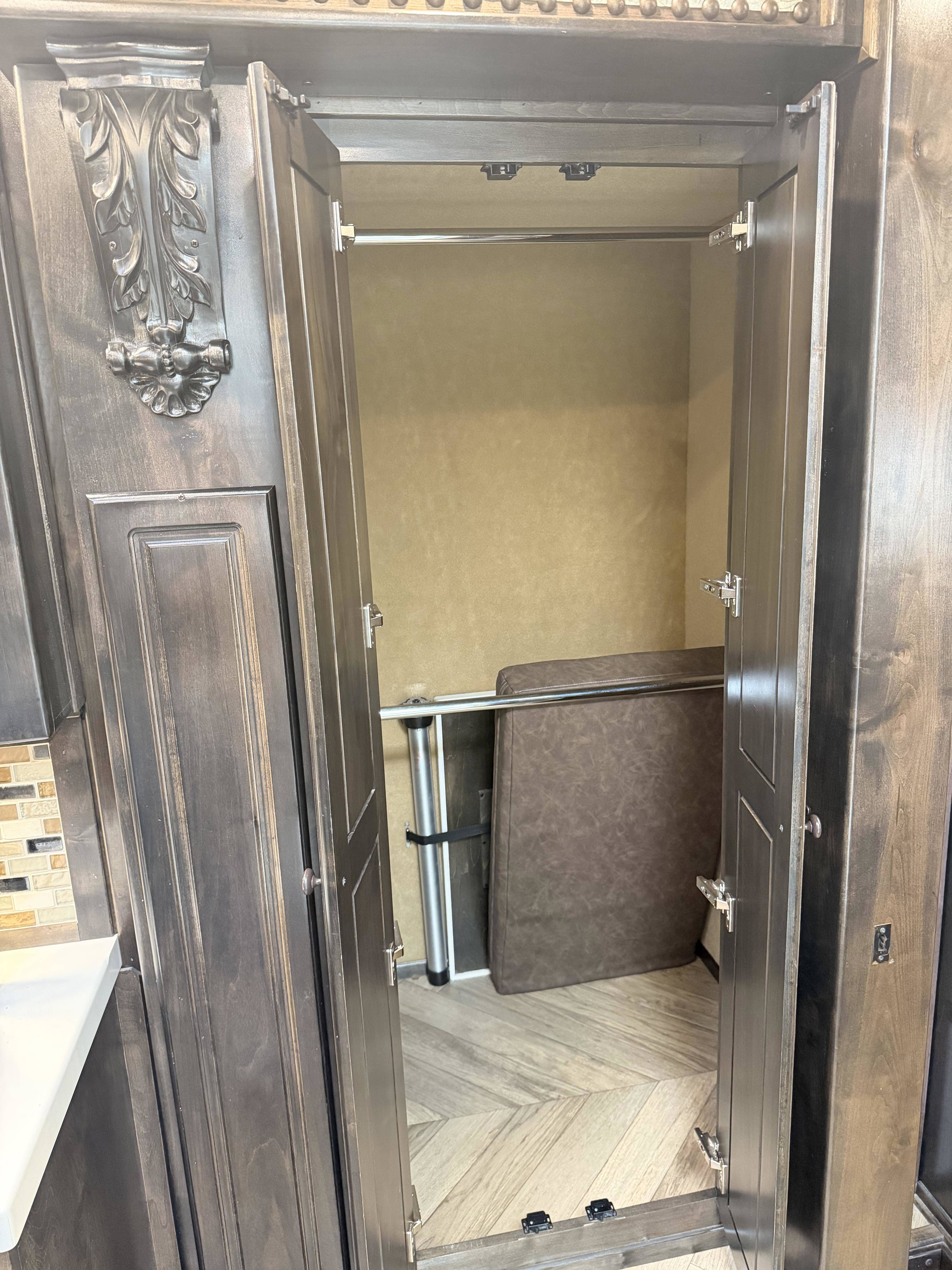 2023 Twister 5H 19' SW Jumbo Slide Side Load - AirRide & Diesel Gen Living Quarter Trailers