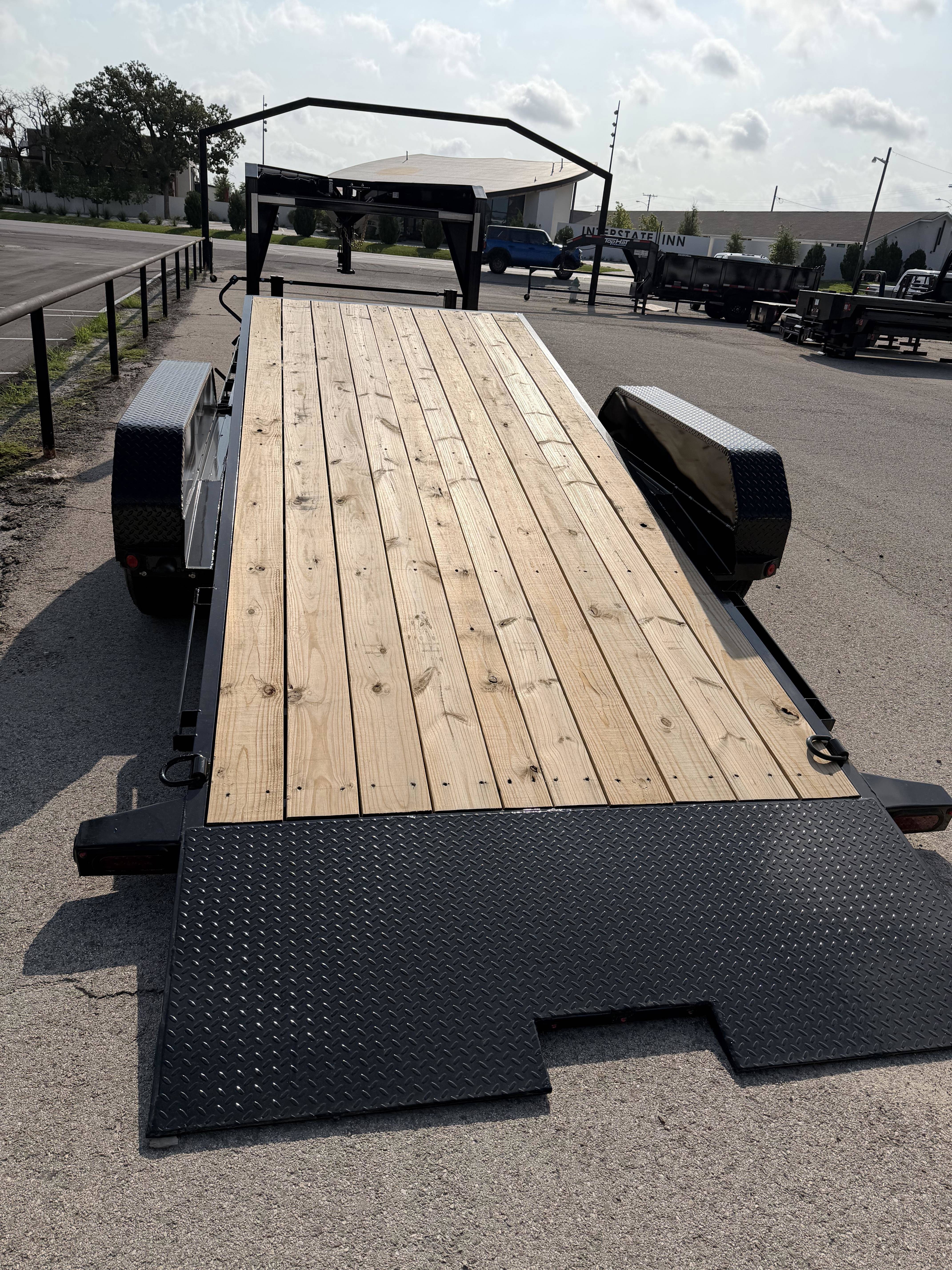 2026 Top Hat Trailers 24' GN Tilt Deck Specialty Trailers