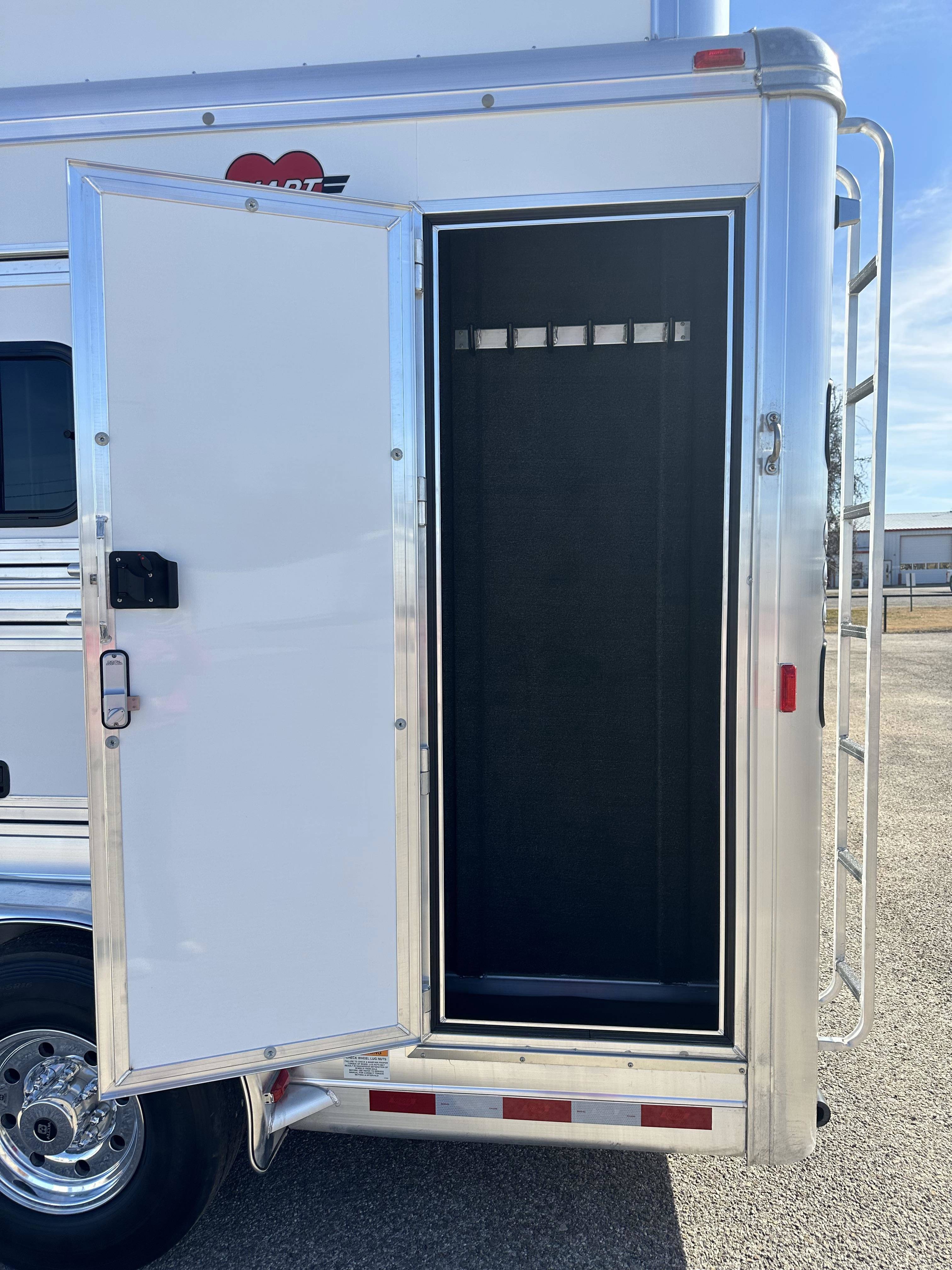 2027 Hart Trailers Tradition 4H Smarttack Horse Trailer Gooseneck Horse Trailers