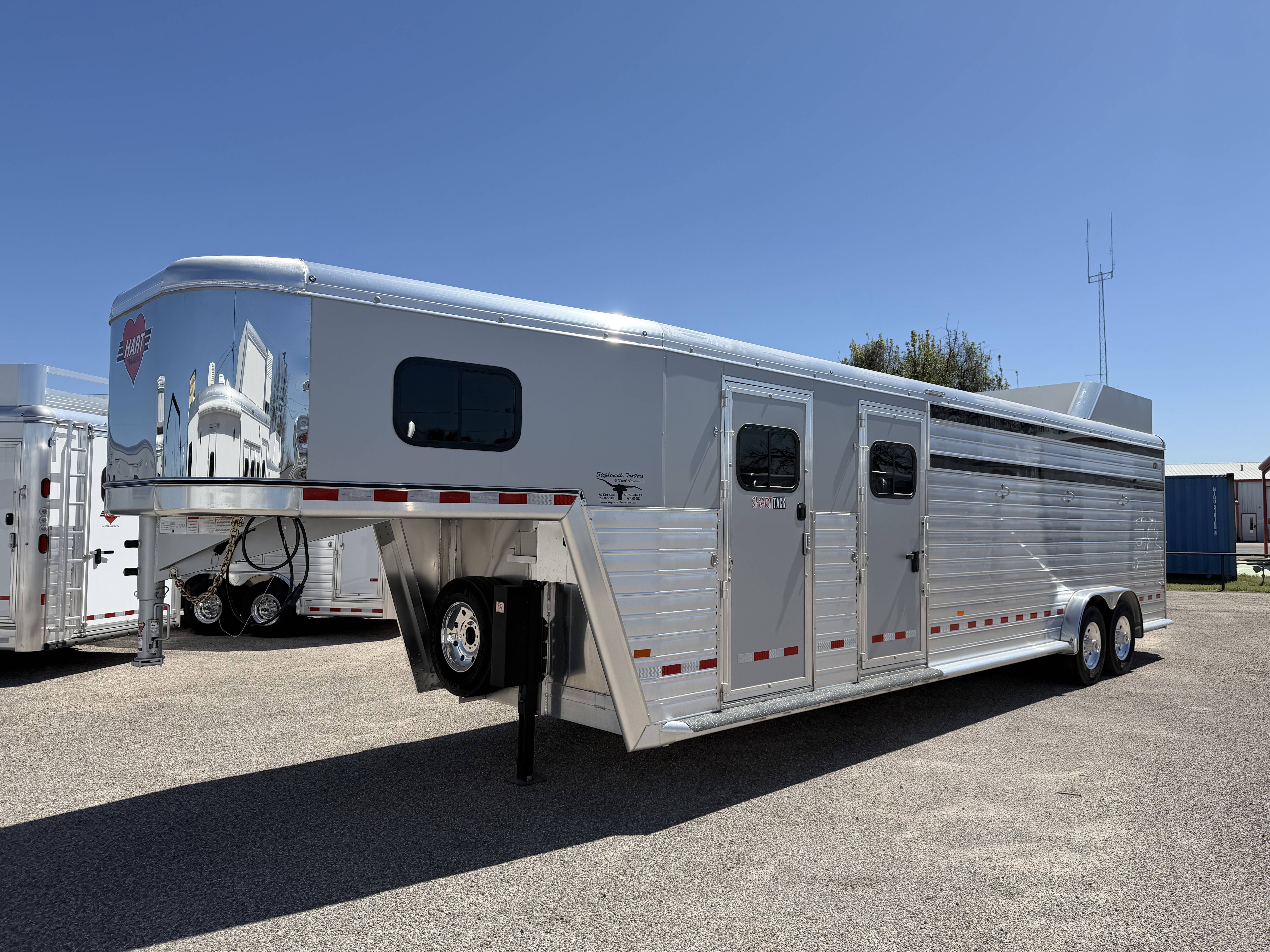 2026 Hart Trailers Lariat Smarttack w/ 3 Dividers Gooseneck Horse Trailers