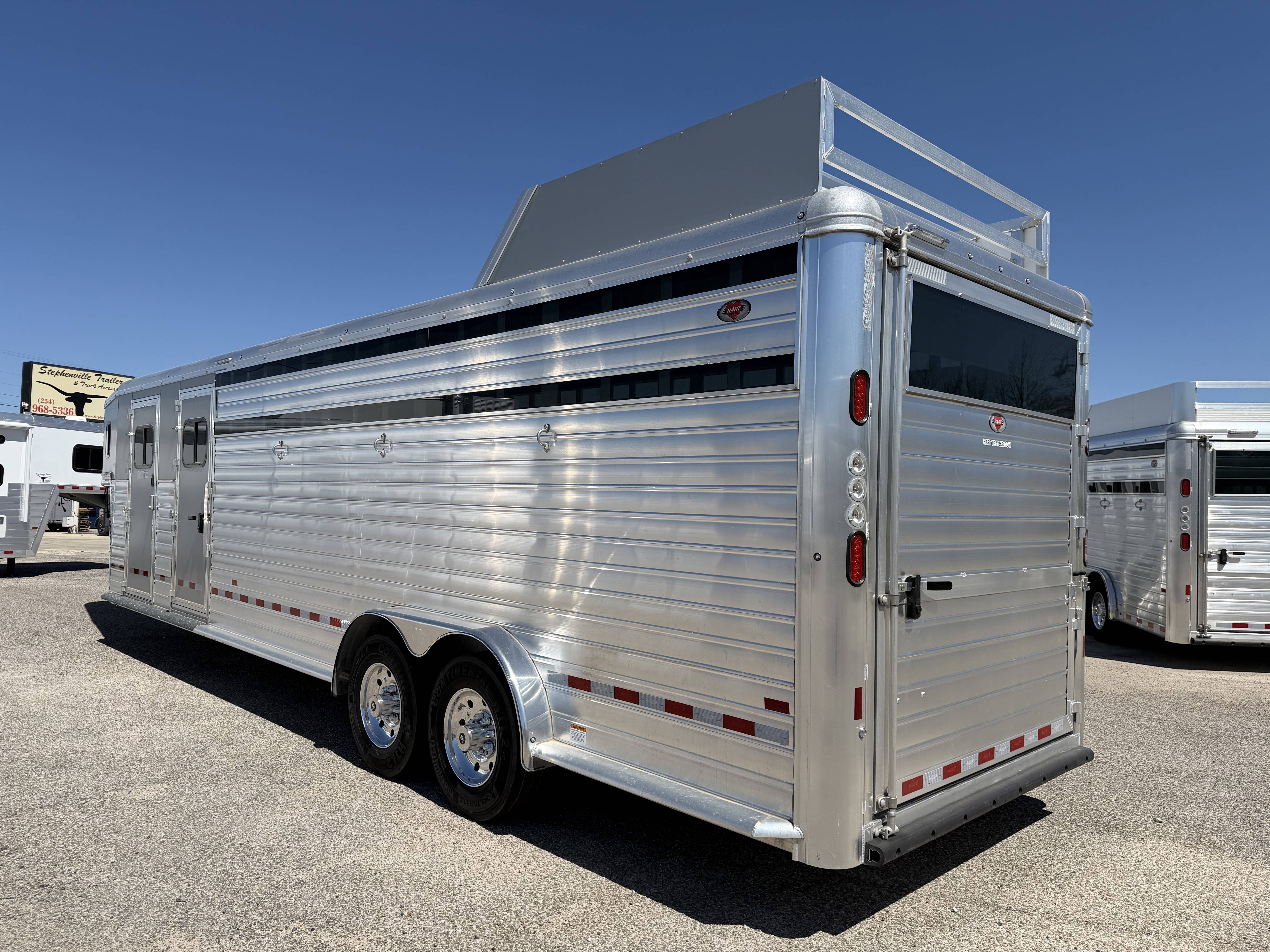 2026 Hart Trailers Lariat Smarttack w/ 3 Dividers Gooseneck Horse Trailers