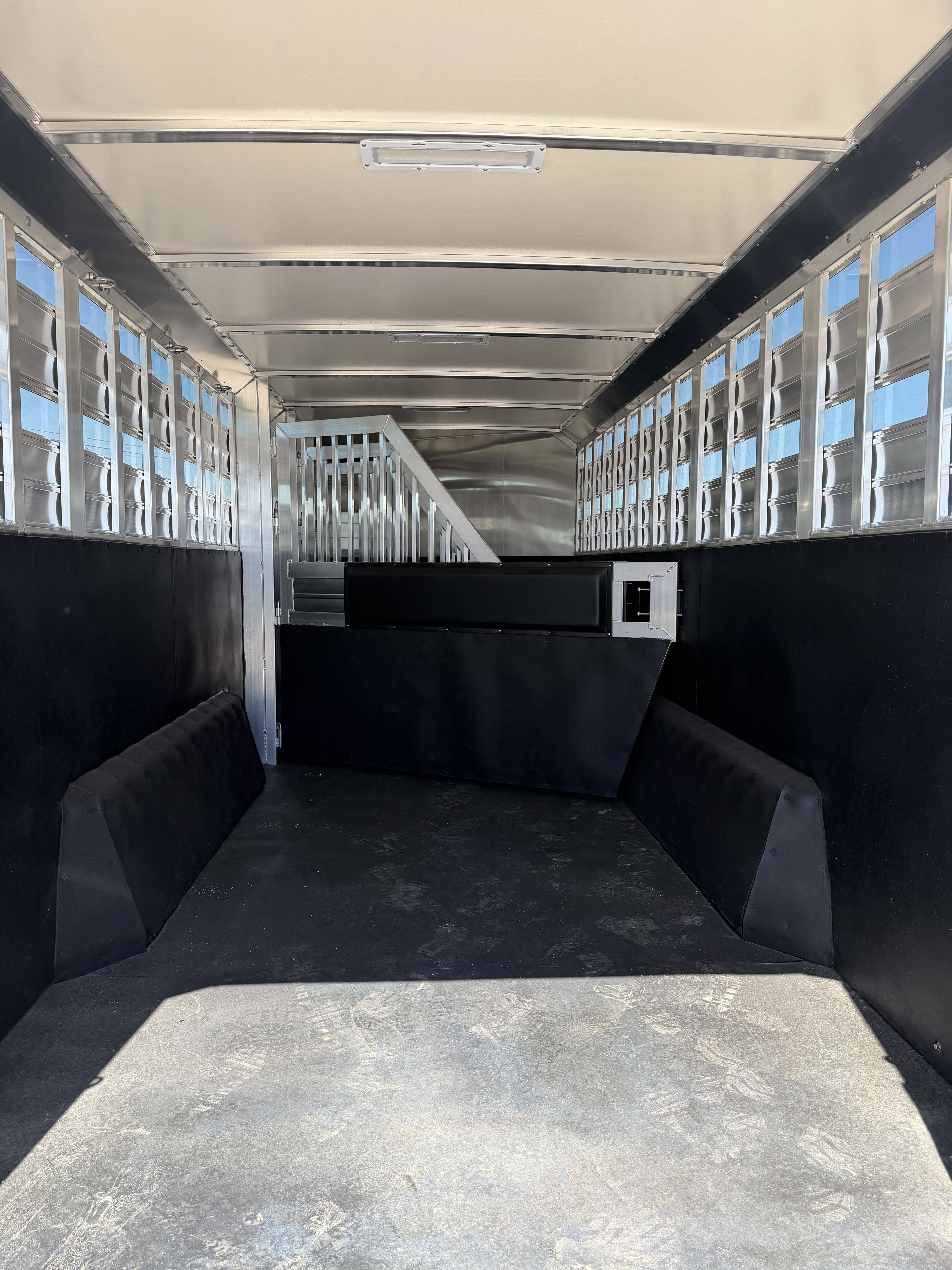 2026 Hart Trailers Lariat Smarttack w/ 3 Dividers Gooseneck Horse Trailers