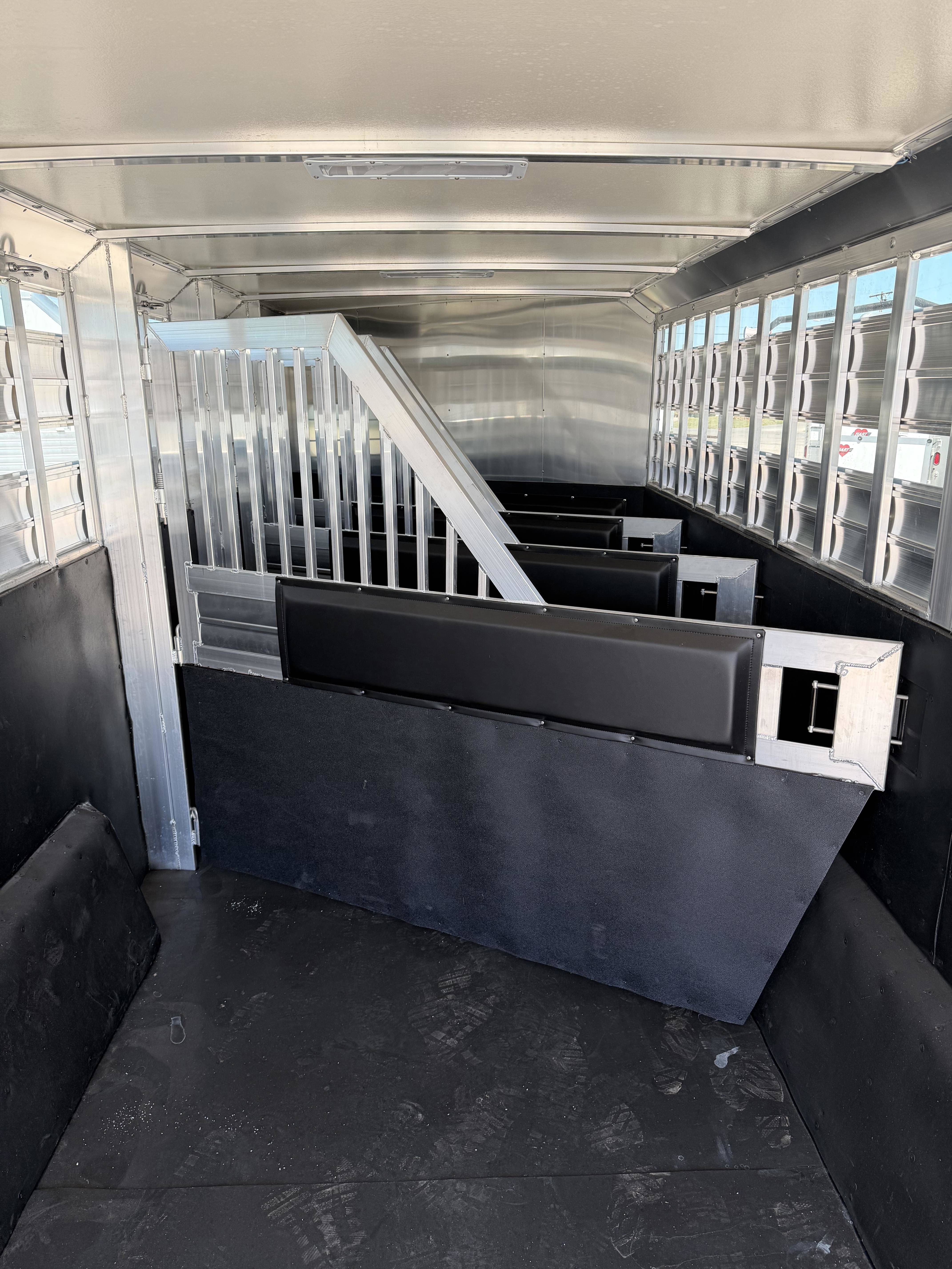 2026 Hart Trailers Lariat Smarttack w/ 3 Dividers Gooseneck Horse Trailers