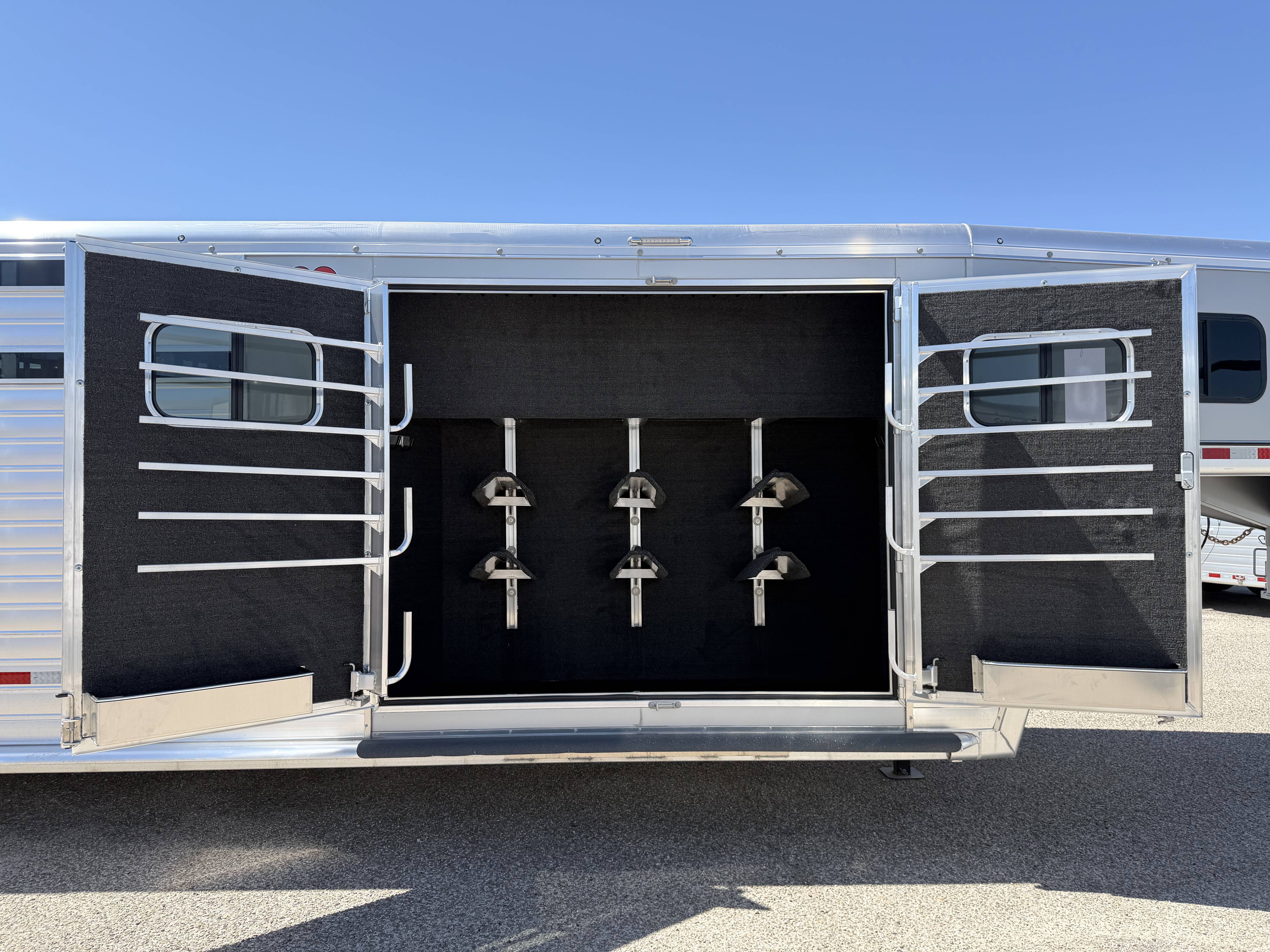 2026 Hart Trailers Lariat Smarttack w/ 3 Dividers Gooseneck Horse Trailers