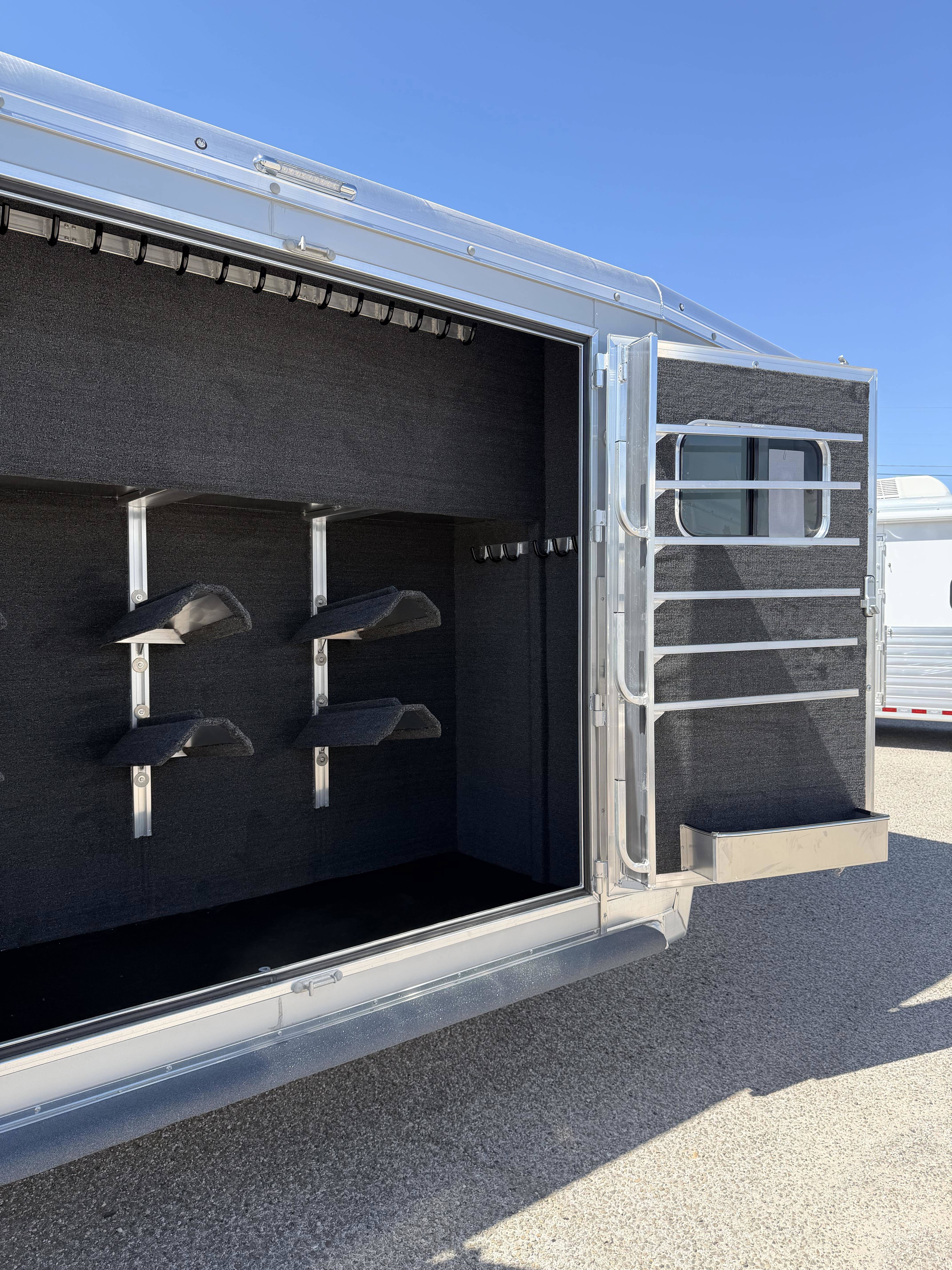2026 Hart Trailers Lariat Smarttack w/ 3 Dividers Gooseneck Horse Trailers