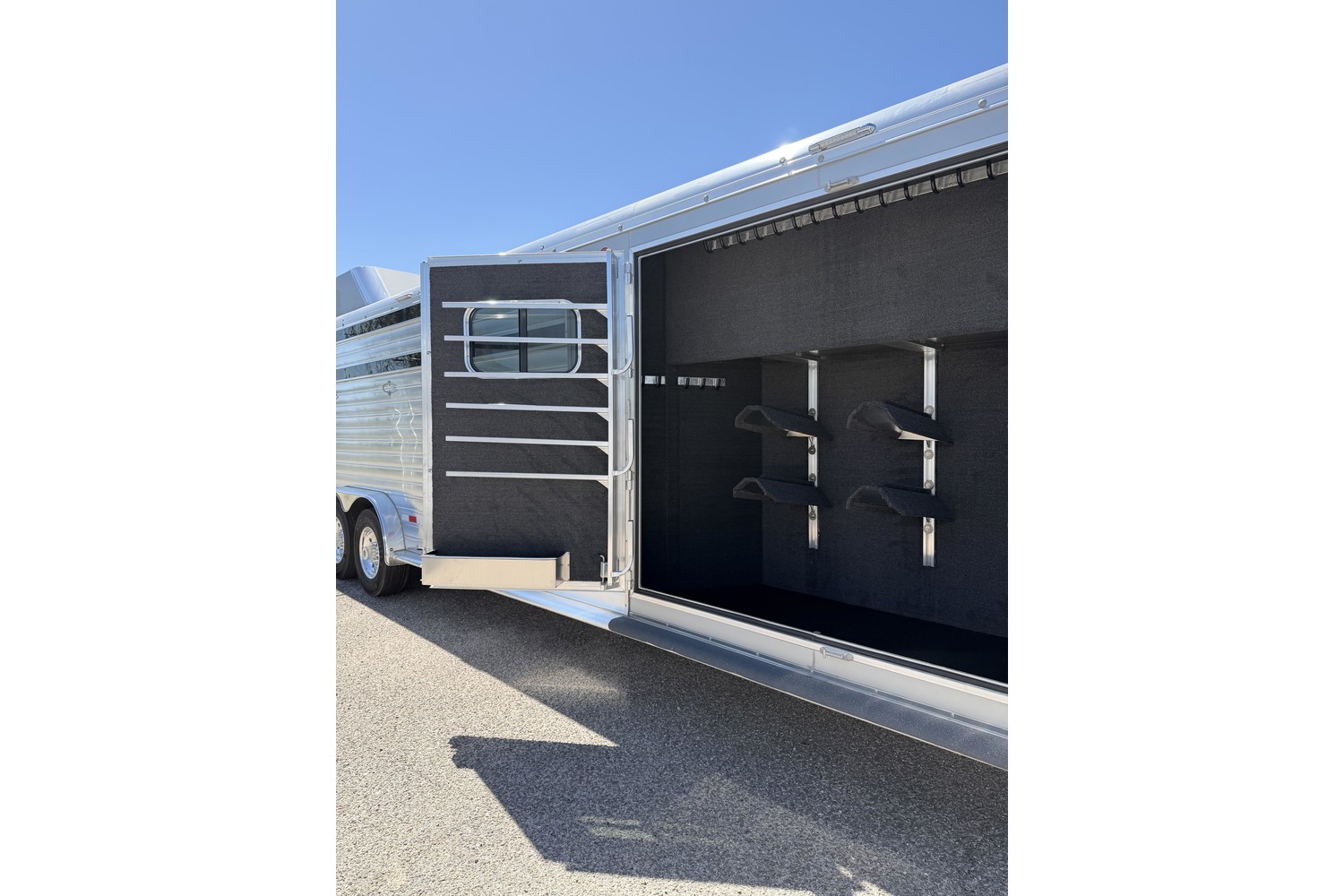 2026 Hart Trailers Lariat Smarttack w/ 3 Dividers Gooseneck Horse Trailers