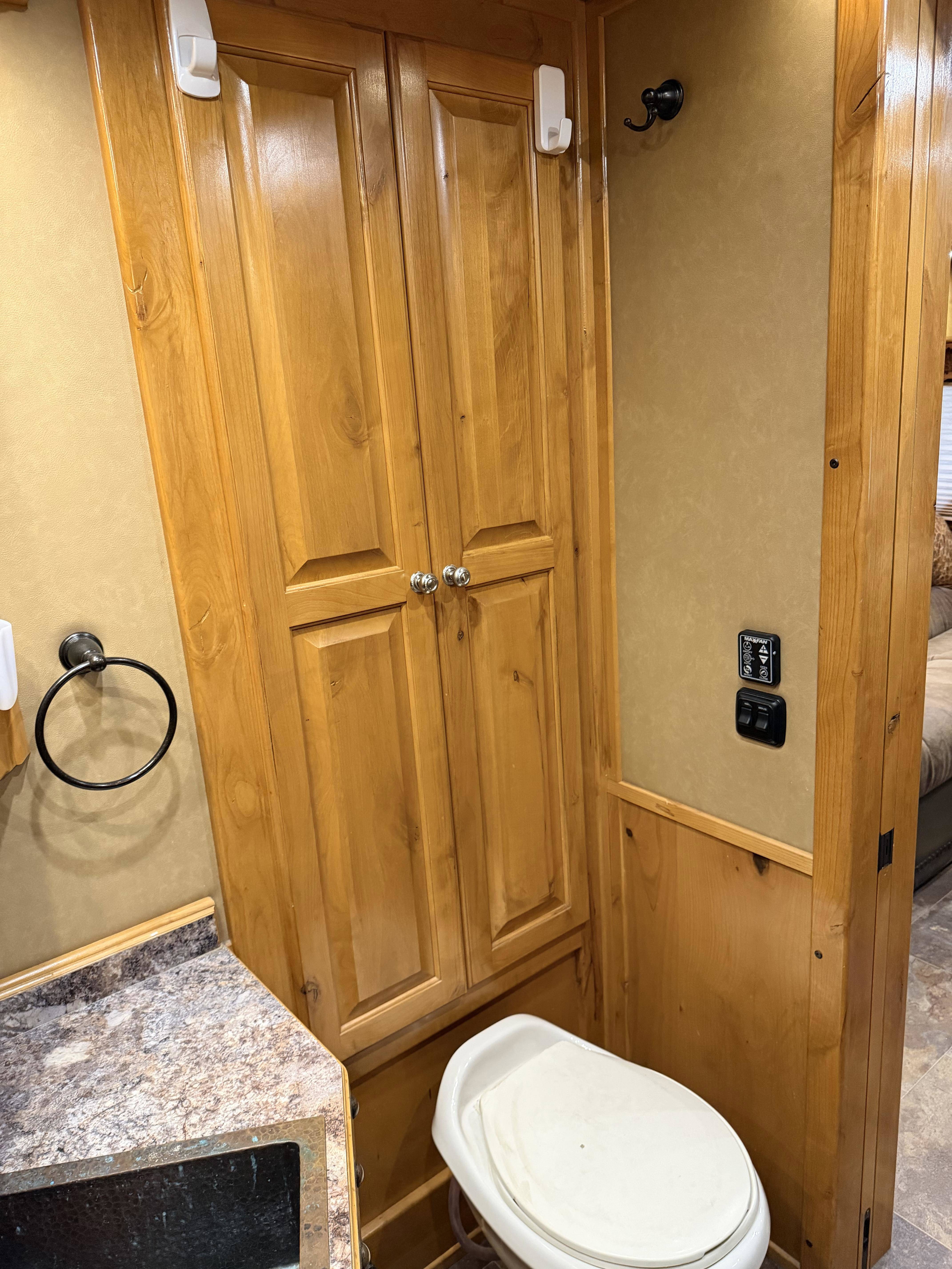 2015 Platinum Coach 4H 15'6 SW Slide Out Side Load Living Quarter Trailers