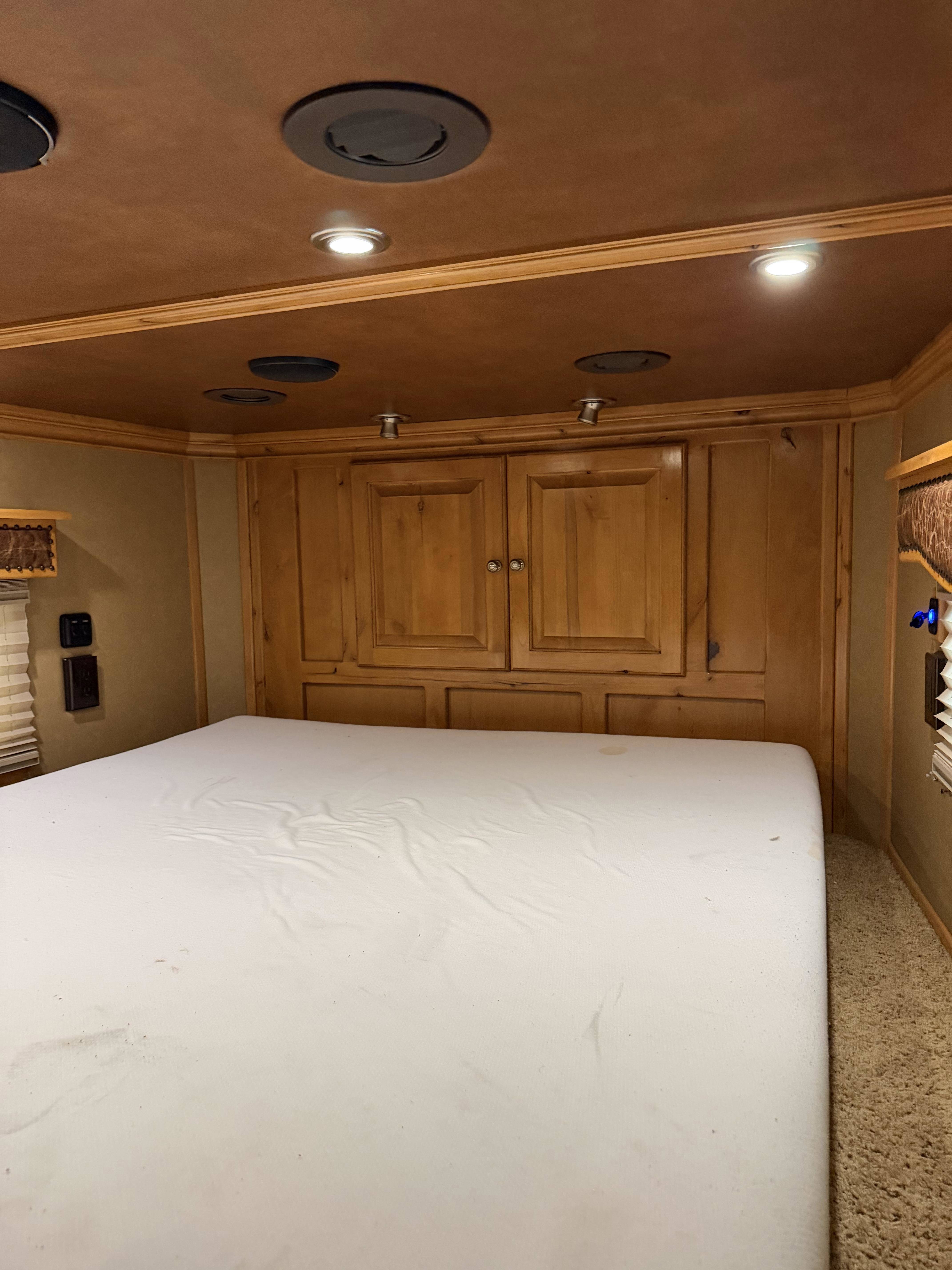 2015 Platinum Coach 4H 15'6 SW Slide Out Side Load Living Quarter Trailers