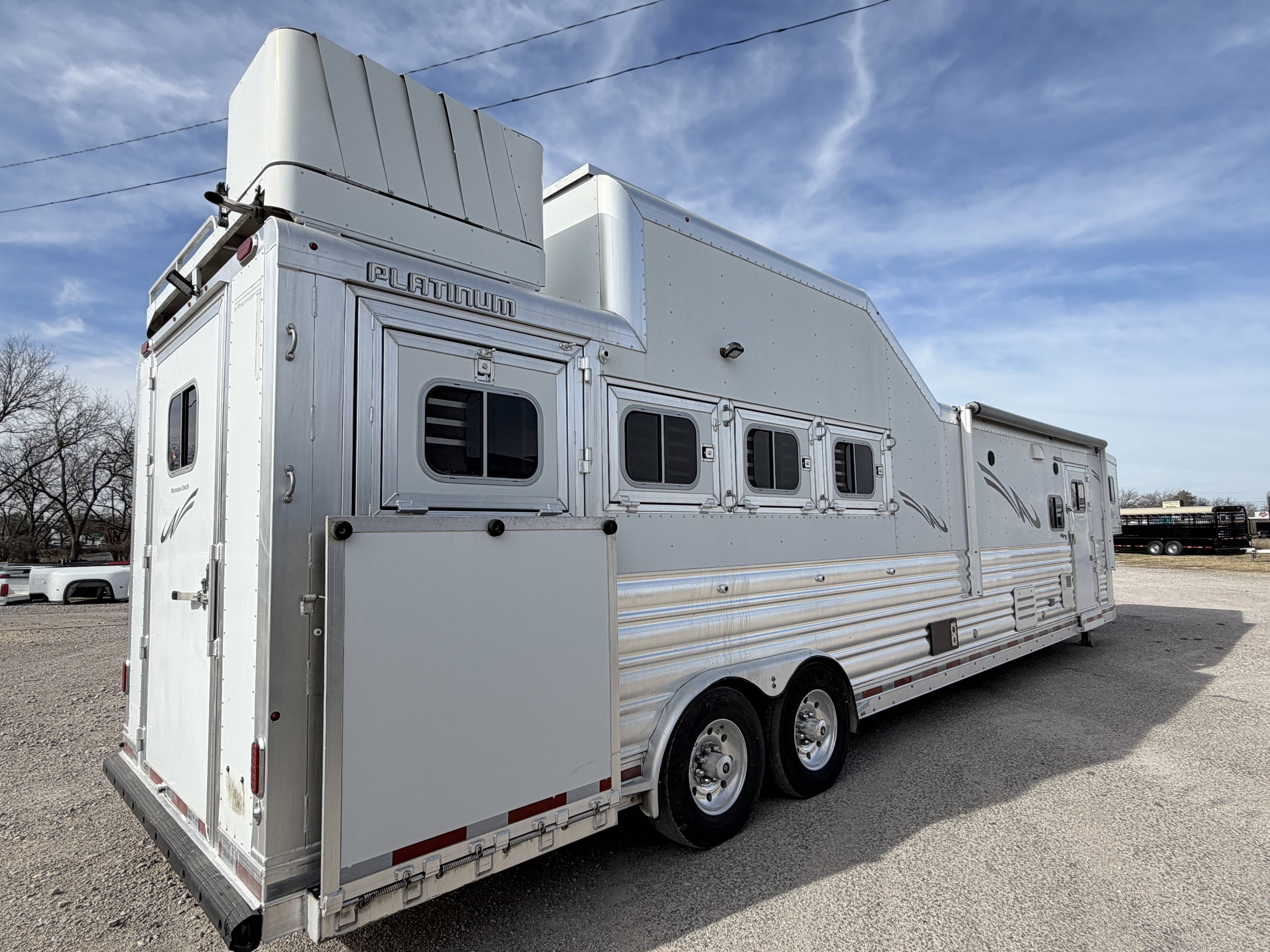 2015 Platinum Coach 4H 15'6 SW Slide Out Side Load Living Quarter Trailers