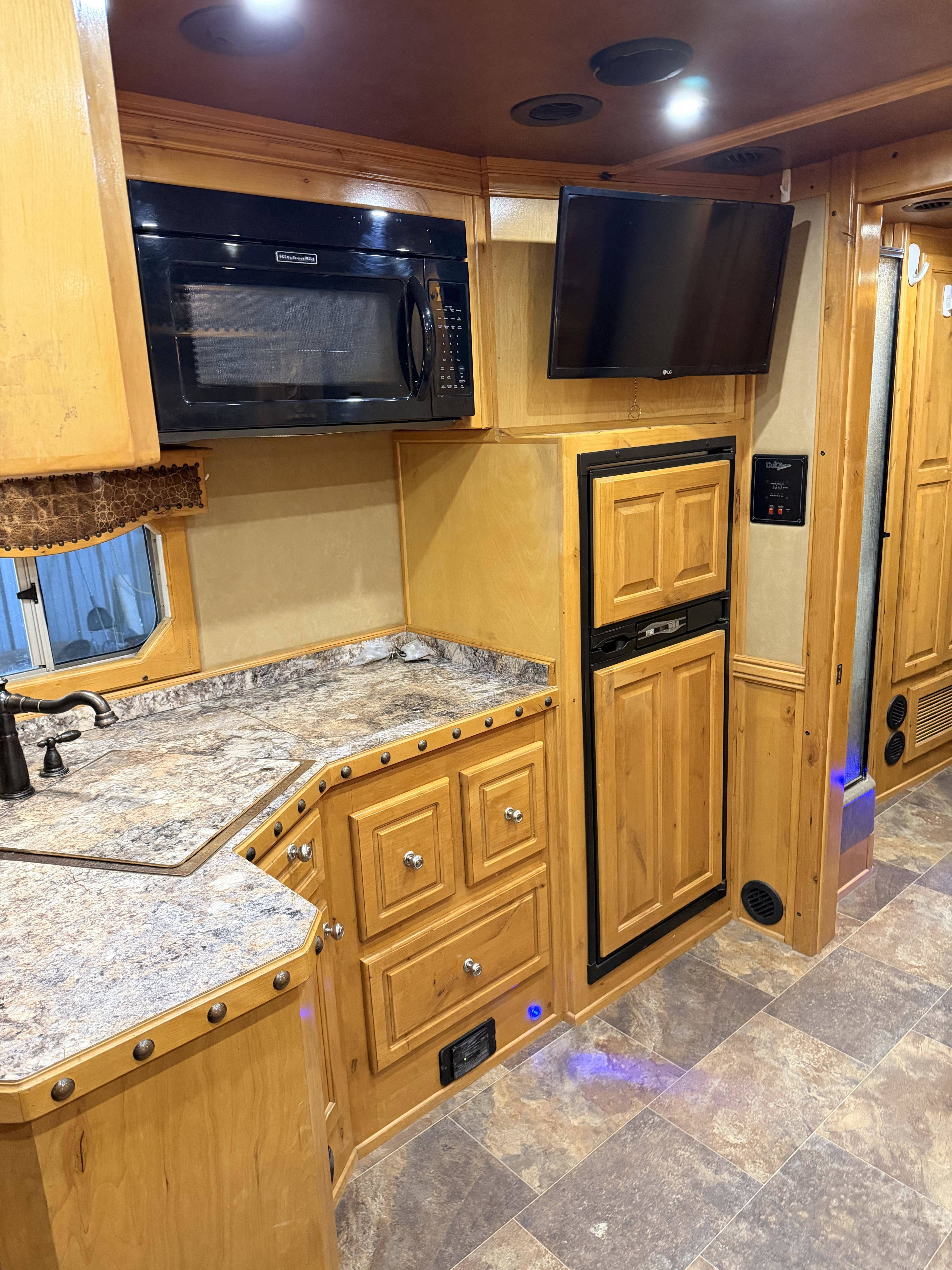 2015 Platinum Coach 4H 15'6 SW Slide Out Side Load Living Quarter Trailers