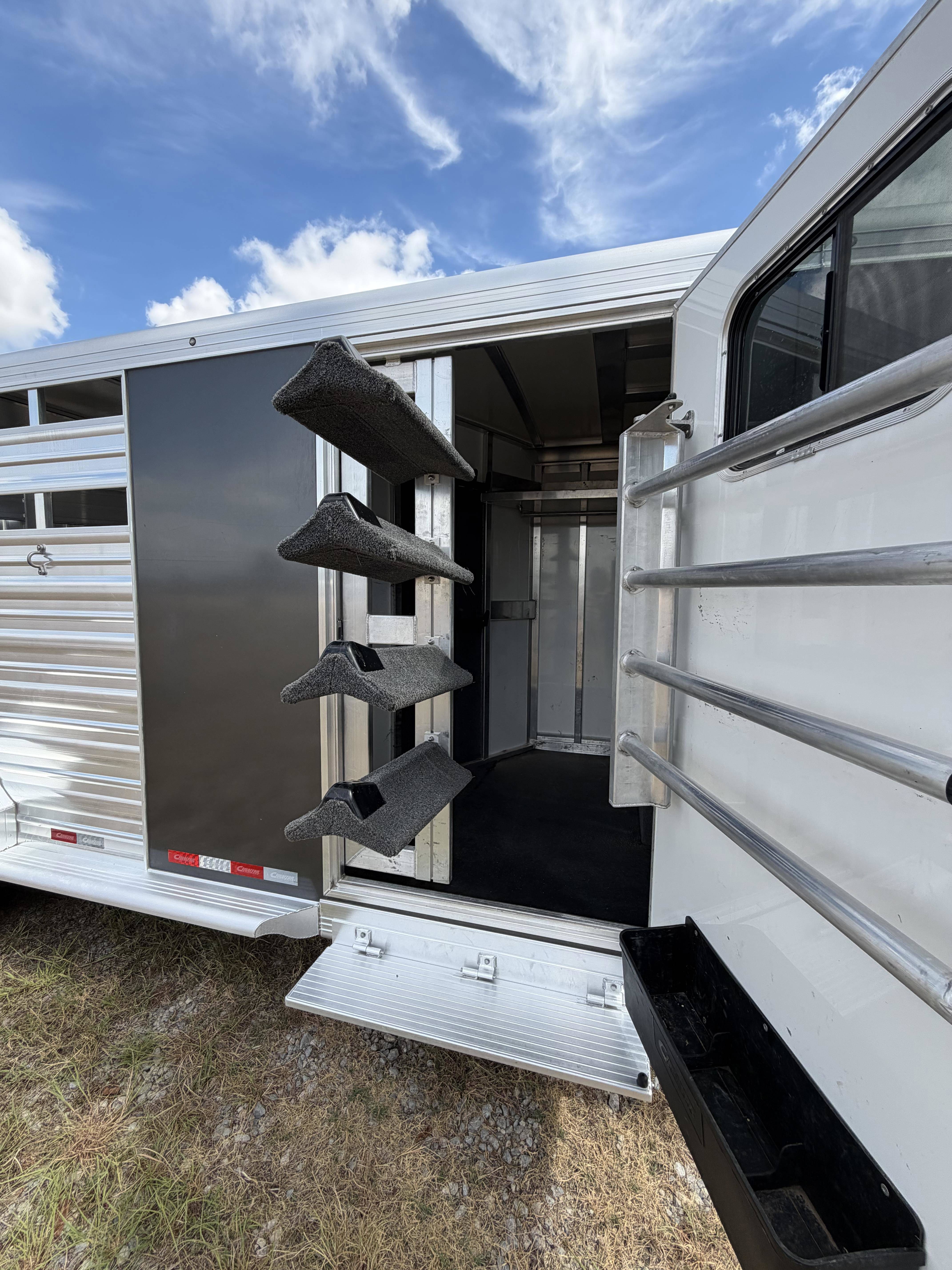 2024 Cimarron Trailers 20' GN Stock Combo w 4' Tack Room Stock Trailers